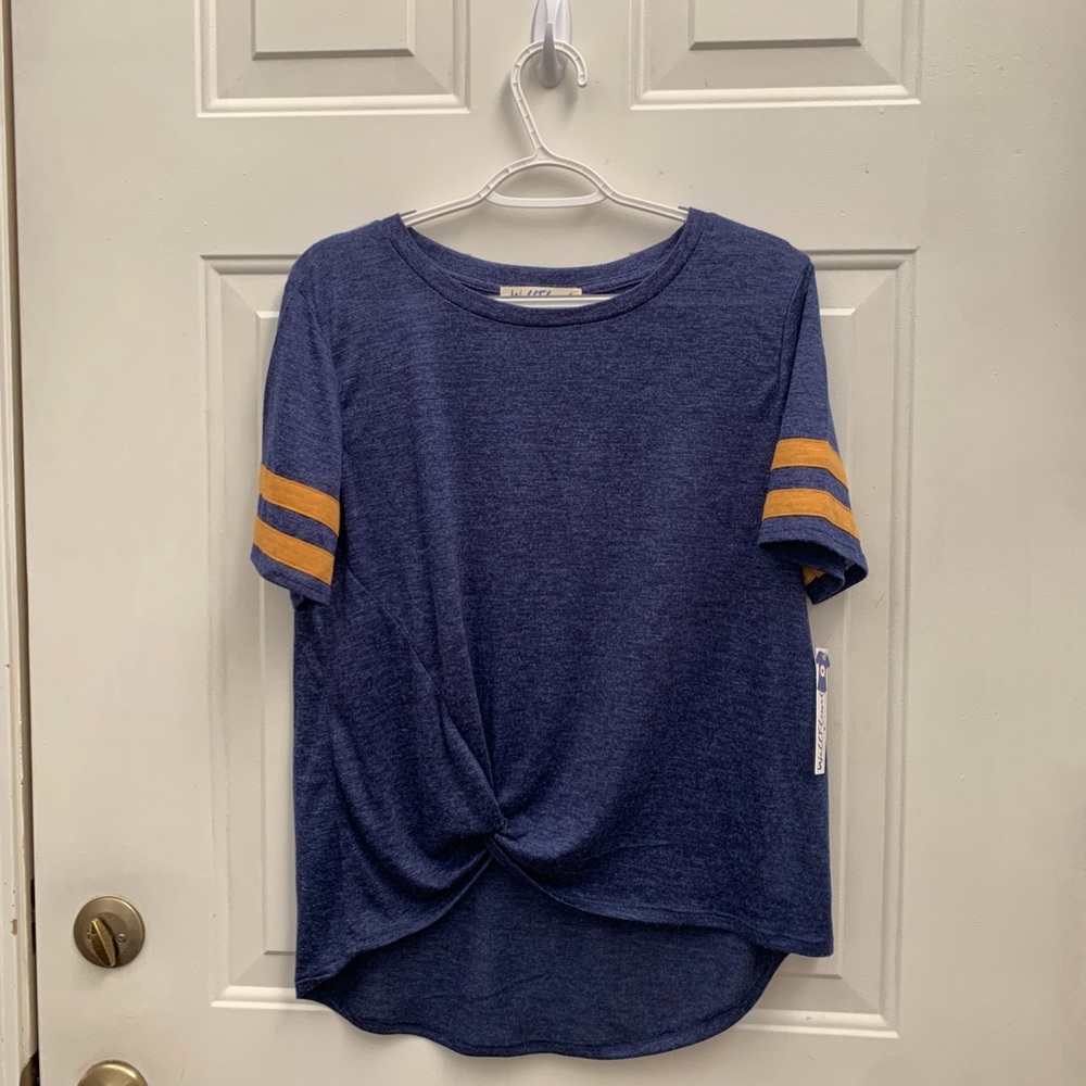 WALLFLOWER
Short Sleeve T-Shirt with Twisted Front
Size: L
Color: Blue & Yellow